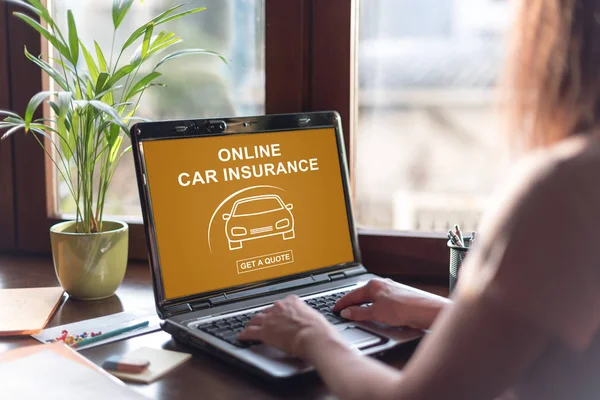 在线汽车保险概念在笔记本电脑的屏幕上 — 图库照片
