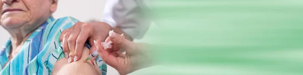 Senior woman getting an injection — Stock Photo, Image