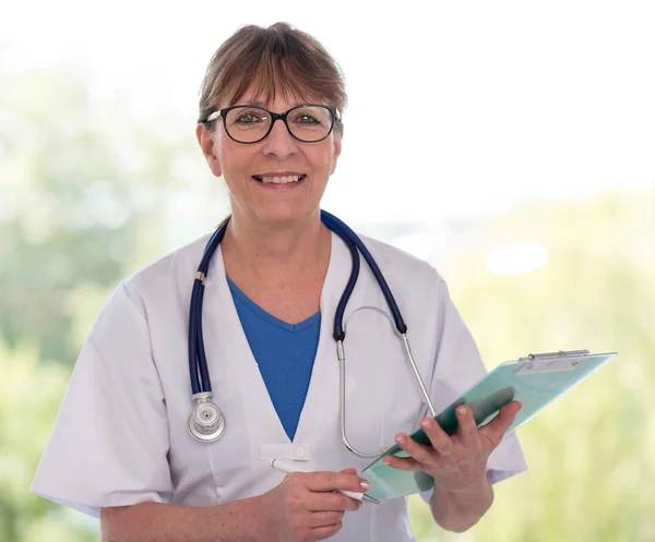 Retrato de médico feminino segurando uma área de transferência — Fotografia de Stock