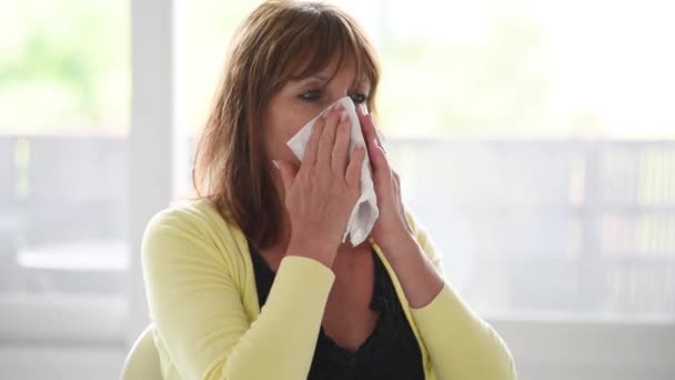 Madura mujer sonándose la nariz — Vídeos de Stock