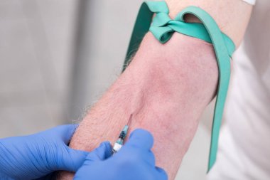 Bir kateter kolundan enjeksiyon