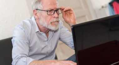 Dizüstü bilgisayarda çalışan Modern olgun adam