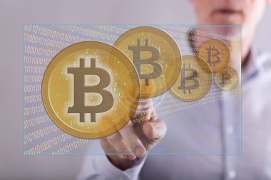 Adam bir bitcoin para birimi kavramı bir dokunmatik ekran üzerinde dokunmadan