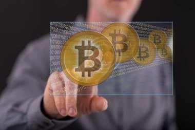 Adam bir bitcoin para birimi kavramı bir dokunmatik ekran üzerinde dokunmadan