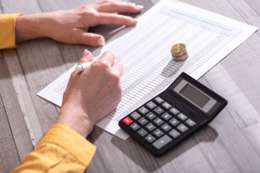 Elinde bir muhasebeci mali belgeler üzerinde çalışma