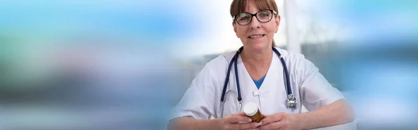 Ritratto di medico donna che controlla la medicina — Foto Stock