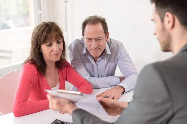 Äldre par möte mäklaren för investeringar — Stockfoto