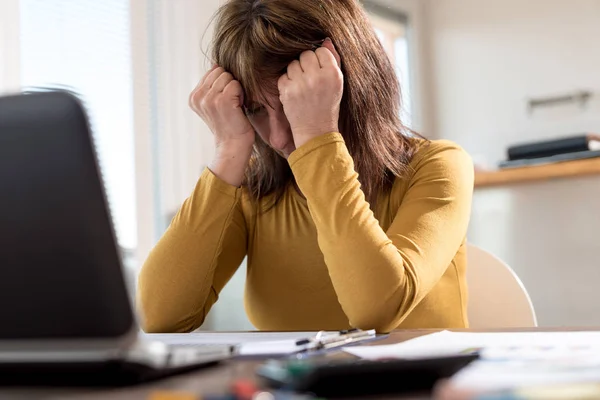 Gestresste Geschäftsfrau sitzt im Büro — Stockfoto