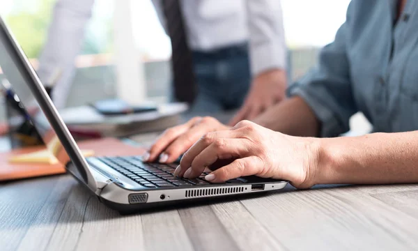 Vrouwelijke handen met behulp van een laptop — Stockfoto