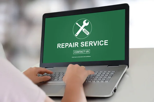 Concetto di servizio di riparazione su un laptop — Foto Stock