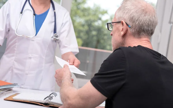 Ärztin gibt ihrer Patientin ein Rezept — Stockfoto