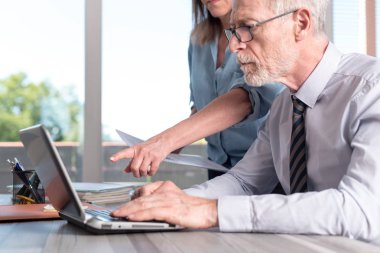 Dizüstü bilgisayarda çalışan iş adamları