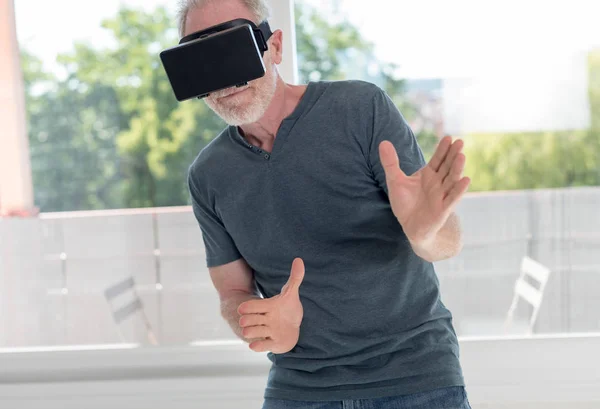 Homem usando um fone de ouvido de realidade virtual — Fotografia de Stock