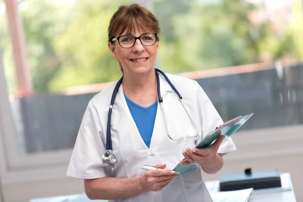 Portrét lékařka drží schránky — Stock fotografie