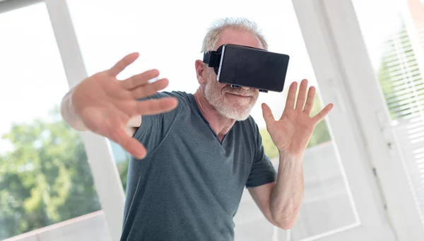 Homem usando um fone de ouvido de realidade virtual — Fotografia de Stock