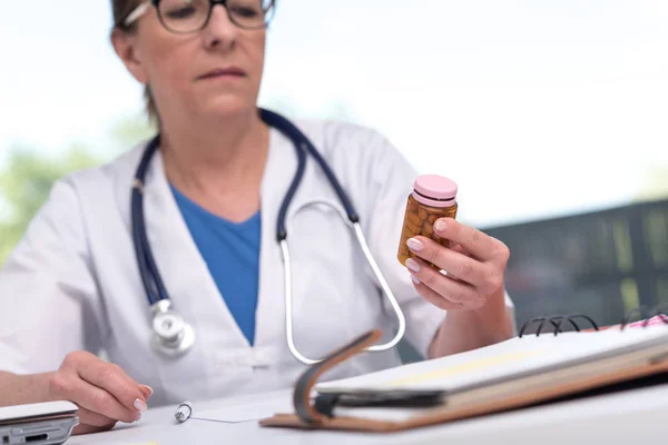 Médecin féminin tenant une bouteille de pilules — Photo