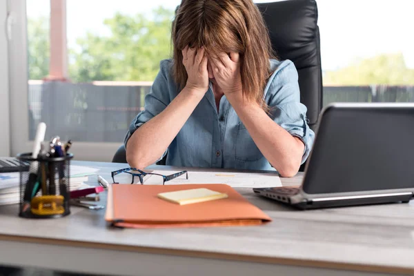 Ritratto di donna d'affari oberata di lavoro — Foto Stock