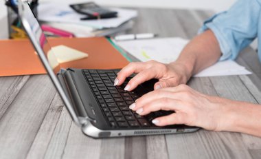 Bir dizüstü bilgisayar kullanarak eller