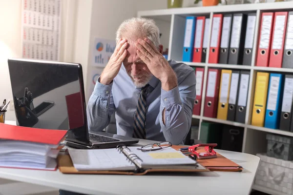 Hombre de negocios cansado con dolor de cabeza —  Fotos de Stock