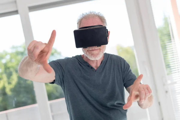 Bir sanal gerçeklik kulaklık kullanan adam — Stok fotoğraf