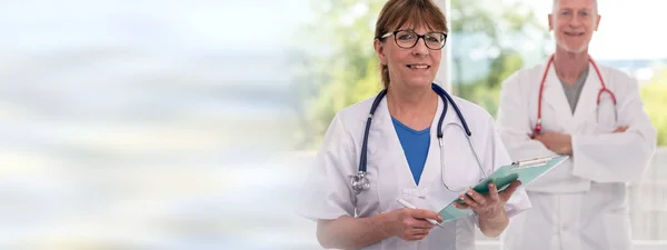 Portret van vrouwelijke en mannelijke artsen — Stockfoto