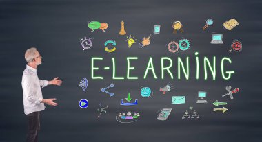 Bir e-öğrenme kavramı bir duvar ekranda sunan iş adamı