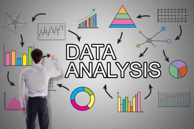 Bir adam tarafından çizilmiş veri analiz kavramı