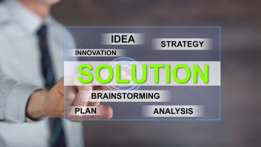 Adam bir dokunmatik ekran üzerinde bir çözüm kavram dokunmadan