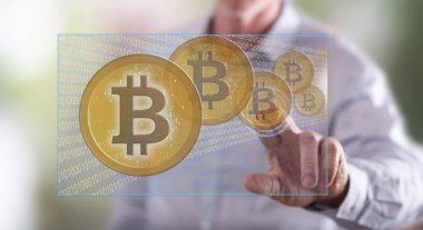 Adam bir bitcoin para birimi kavramı bir dokunmatik ekran üzerinde dokunmadan