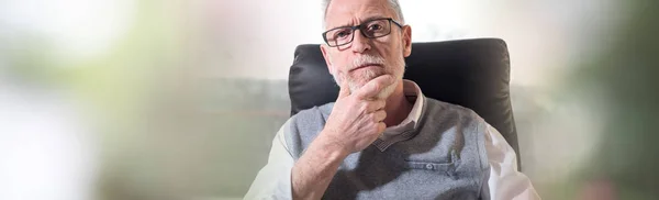 Retrato de hombre de negocios senior — Foto de Stock