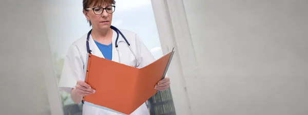 Doctora sosteniendo un archivo — Foto de Stock