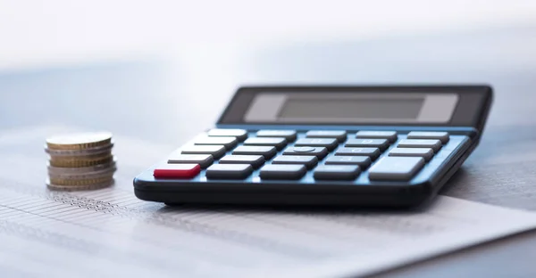 Kalkulator na dokumentów finansowych, rachunkowości pojęcie — Zdjęcie stockowe
