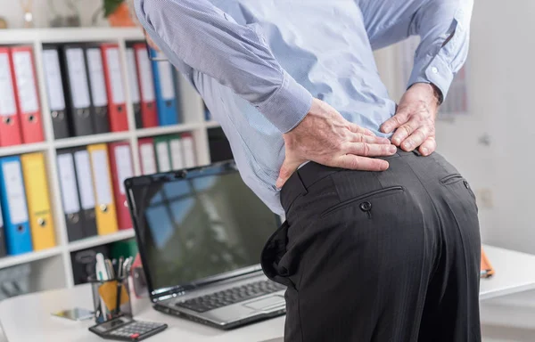 Empresario que sufre de dolor de espalda —  Fotos de Stock