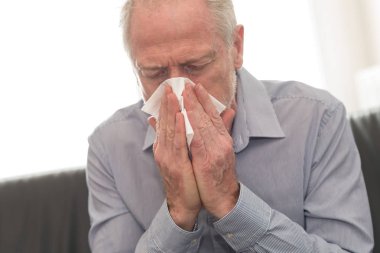 Adam burnunu siliyor.