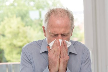 Adam burnunu siliyor.