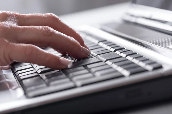 Mãos digitando em um teclado de laptop — Fotografia de Stock