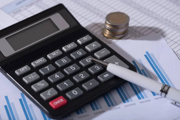 Calculatrice sur documents financiers, concept comptable — Photo