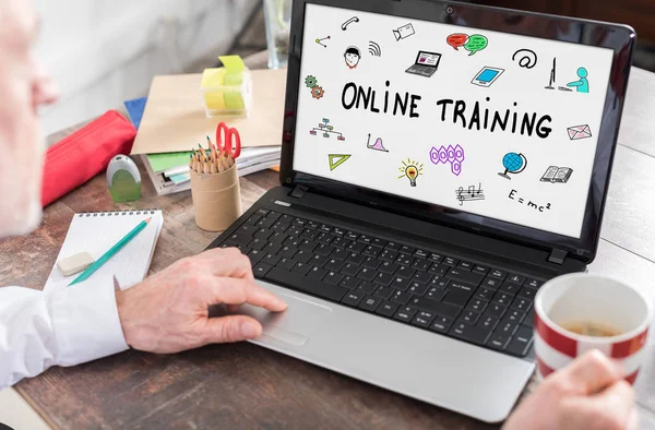 Концепція онлайн-тренувань на екрані ноутбука — стокове фото