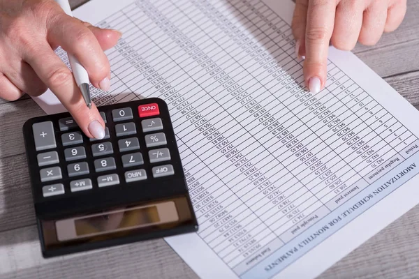 Hände eines Buchhalters, der an Finanzdokumenten arbeitet — Stockfoto