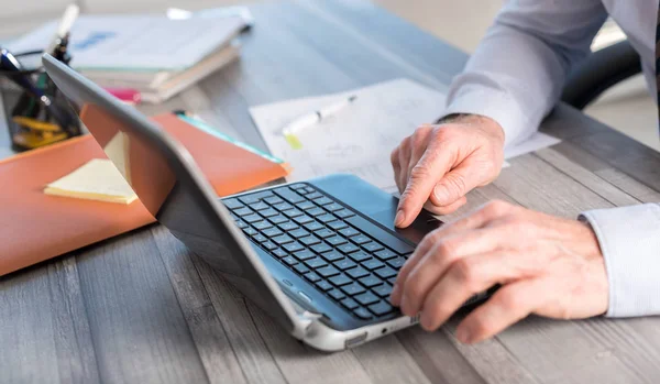 Erkek eller bir dizüstü bilgisayar kullanarak