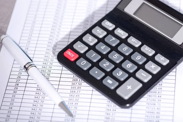 Mali belgeler, muhasebe kavramı üzerinde hesap makinesi