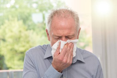 Adam burnunu siliyor.