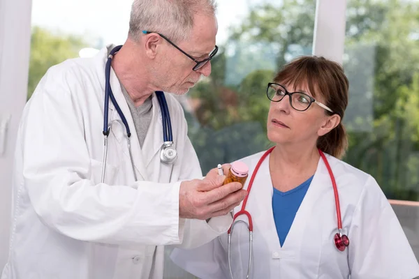 Deux médecins discutent de médicaments — Photo