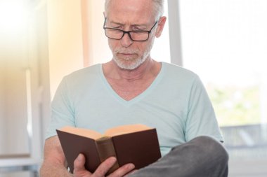 Okuma bir kitap, ışık efekti olgun adam portresi