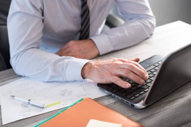 Erkek eller bir dizüstü bilgisayar kullanarak