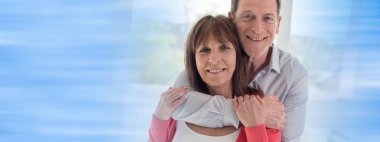 Birbirimizi kucaklama kıdemli mutlu çift