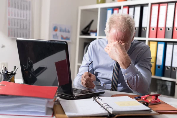 Hombre de negocios cansado con dolor de cabeza — Foto de Stock