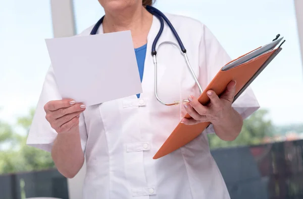 Kobieta lekarz trzymając plik — Zdjęcie stockowe