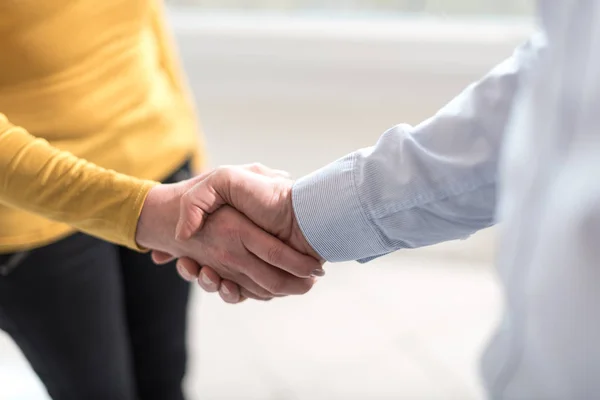 Frau und Mann beim Händeschütteln im Amt — Stockfoto