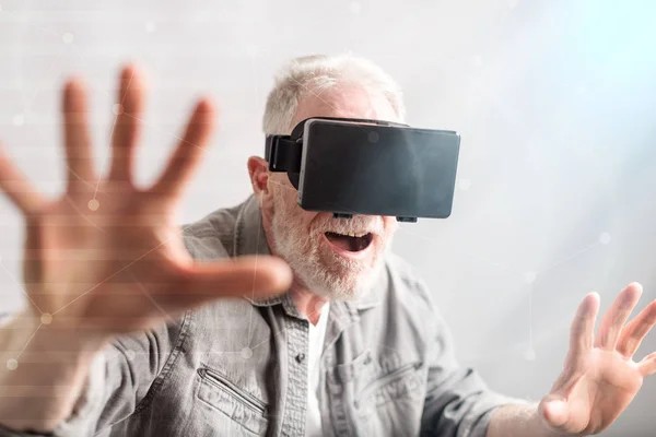 Homem usando um fone de ouvido de realidade virtual, dupla exposição — Fotografia de Stock